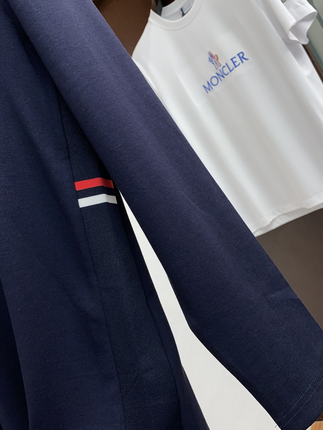  蒙口 2025秋冬专柜新款 时尚休闲打底衫长袖T恤，精选进口高密度膨体暖姜天丝德绒系列膨体蓄暖，糯感新