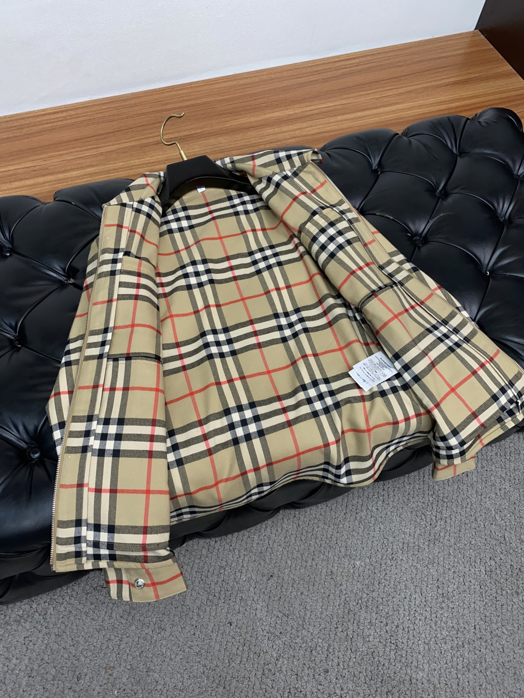  巴宝莉
2025年秋冬新款 官网 高端原厂代工出品，
官方经典王牌单品！最新棉衣夹克外套 多明星穿搭示