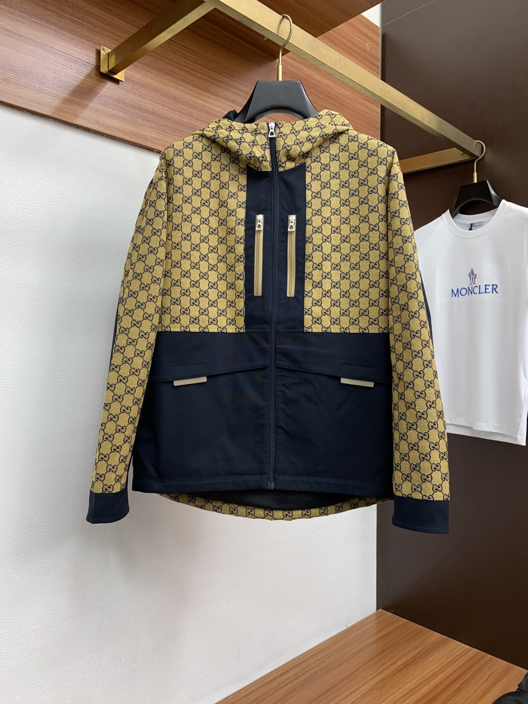 NO:936885,Gucci 2026 new autumn and winter jacket. Original 1:1 customized hardware accessories. All imported original customization. Welcome to compare at the counter. Super soft. Super heavy fabric. Excellent workmanship. Perfect version. Note. Super comfortable fabric. Exclusive model. Non-market goods. Same size for men and women, M to XXXL,, jackets & coats,19860909古奇 2026秋冬新款夹克 原版1:1订制五金配件全进口原版定制 欢迎专柜对比 超柔软 超级重面料做工杠杠的 版型完美 注意 面料超舒服 独家款 非市场货 男女同款尺码M一XXXL,,jackets & coats,,Men's clothing