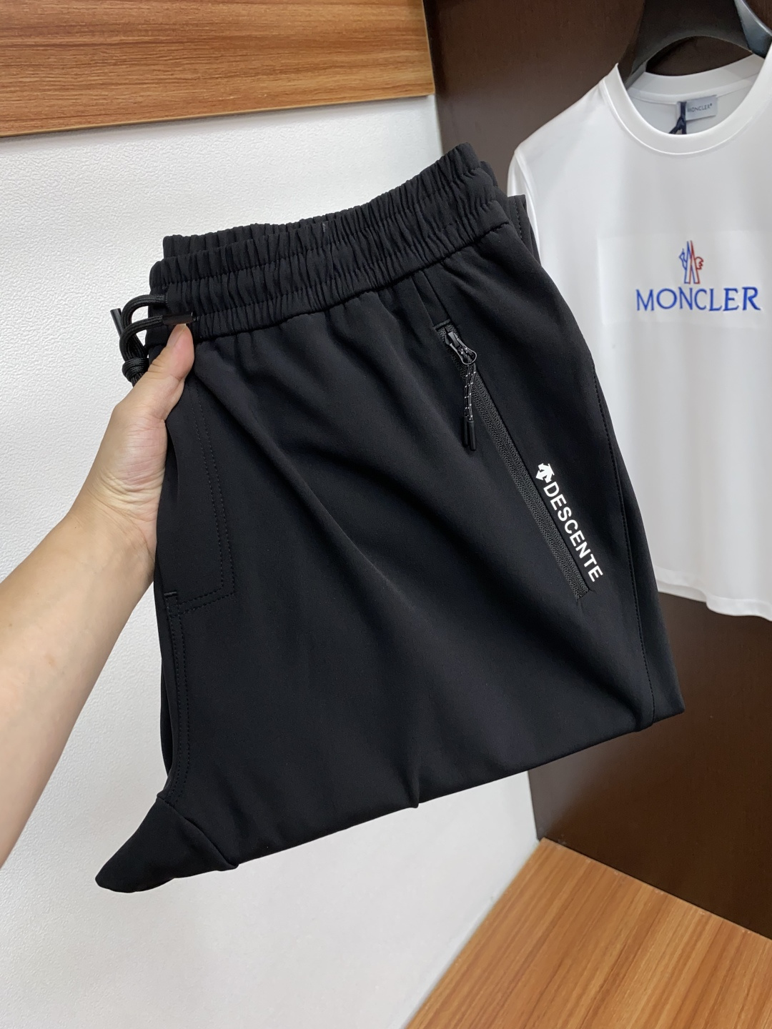  迪桑特 2025新款，户外最新休闲裤。原版裤型上身休闲百搭、随性慵懒范，高级定制进口定织针织面料，弹力