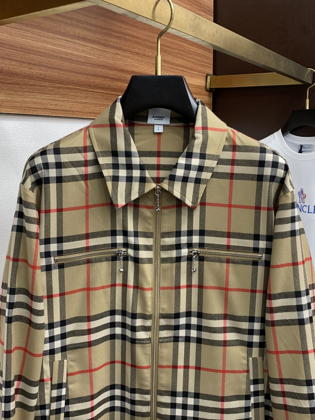  巴宝莉
2025年秋冬新款 官网 高端原厂代工出品，
官方经典王牌单品！最新棉衣夹克外套 多明星穿搭示