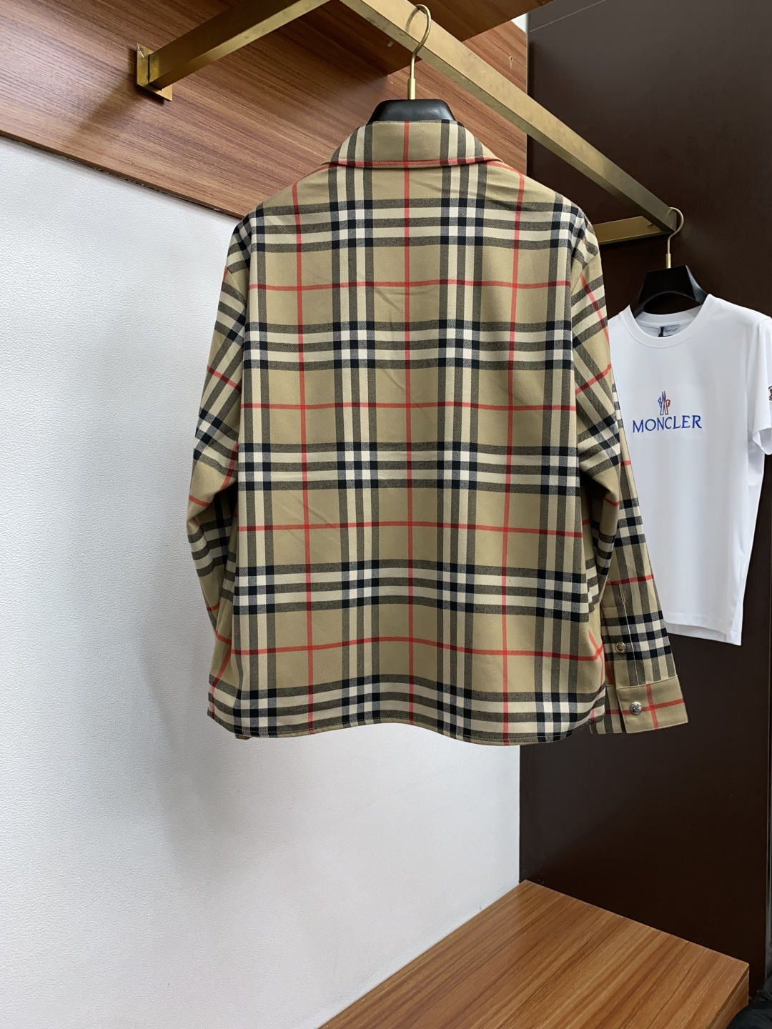  巴宝莉
2025年秋冬新款 官网 高端原厂代工出品，
官方经典王牌单品！最新棉衣夹克外套 多明星穿搭示