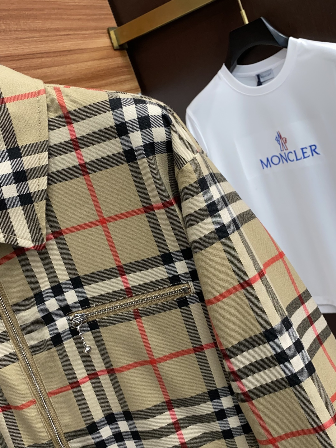  巴宝莉
2025年秋冬新款 官网 高端原厂代工出品，
官方经典王牌单品！最新棉衣夹克外套 多明星穿搭示