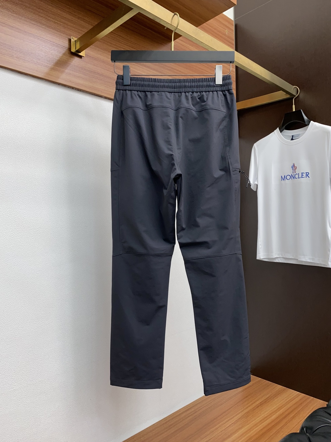  始祖鸟  2025新款，户外最新休闲裤。原版裤型上身休闲百搭、随性慵懒范，高级定制进口定织针织面料，弹