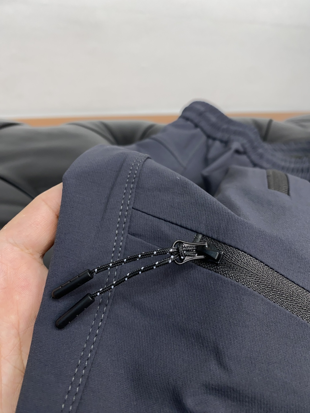  始祖鸟  2025新款，户外最新休闲裤。原版裤型上身休闲百搭、随性慵懒范，高级定制进口定织针织面料，弹