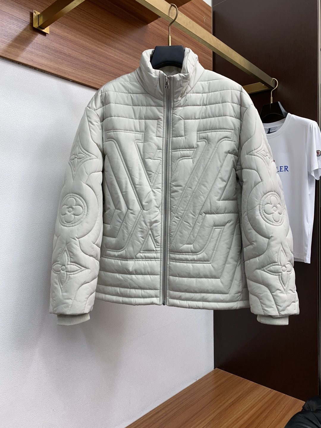 NO:526528,1v Louis Vuitton 2025 autumn and winter new model official website high-end original OEM, official classic ace single product! The latest cotton jacket jacket, a demonstration model for many celebrities! ! The new season of men's clothing is full of modernity and technology, combining fashion aesthetics with outdoor elements, a single item with a very design sense is unique, abandoning traditional design concepts and creating a new visual experience, full of technology and function, and the customized brand zipper is a soul-style embellishment! The environmental protection concept of customer-supplied windproof and waterproof fabrics has always pursued. The fabric has excellent warmth characteristics, very delicate touch, and excellent breathability! Jackets are excellent equipment in the transition season, with strong practical wearability and strong shaping properties, significant upper body effect, showing the vitality of urban upstarts. They are extremely outstanding in the dressing season, suitable for street style and outdoor sports and leisure. M-3xL,,louis vuitton,jackets & coats,jackets & coats,alexander wang198609091v路易威登 2025年秋冬新款 官网 高端原厂代工出品, 官方经典王牌单品！最新棉衣夹克外套 多明星穿搭示范款！！ 新一季男装充满现代感与科技感,将时装美学与户外元素混搭结合,极具设计感的一款单品,别具一格,摒除了传统的设计理念,塑造出全新的视觉体验 充满科技感和机能感,定制品牌拉链属于灵魂式点缀！ 客供防风防水面料一贯追求的环保理念,面料具备优良保暖特质,触感非常细腻,透气性亦极佳！ 夹克属于过渡季优秀的装备,实穿性极强,塑造性极强,上身效果显著,尽显都市新贵活力色彩,在穿搭季属于极为出色的一款外套,出街造型、户外运动休闲皆宜 M-3xL,,louis vuitton,jackets & coats,jackets & coats,alexander wang,Men's clothing