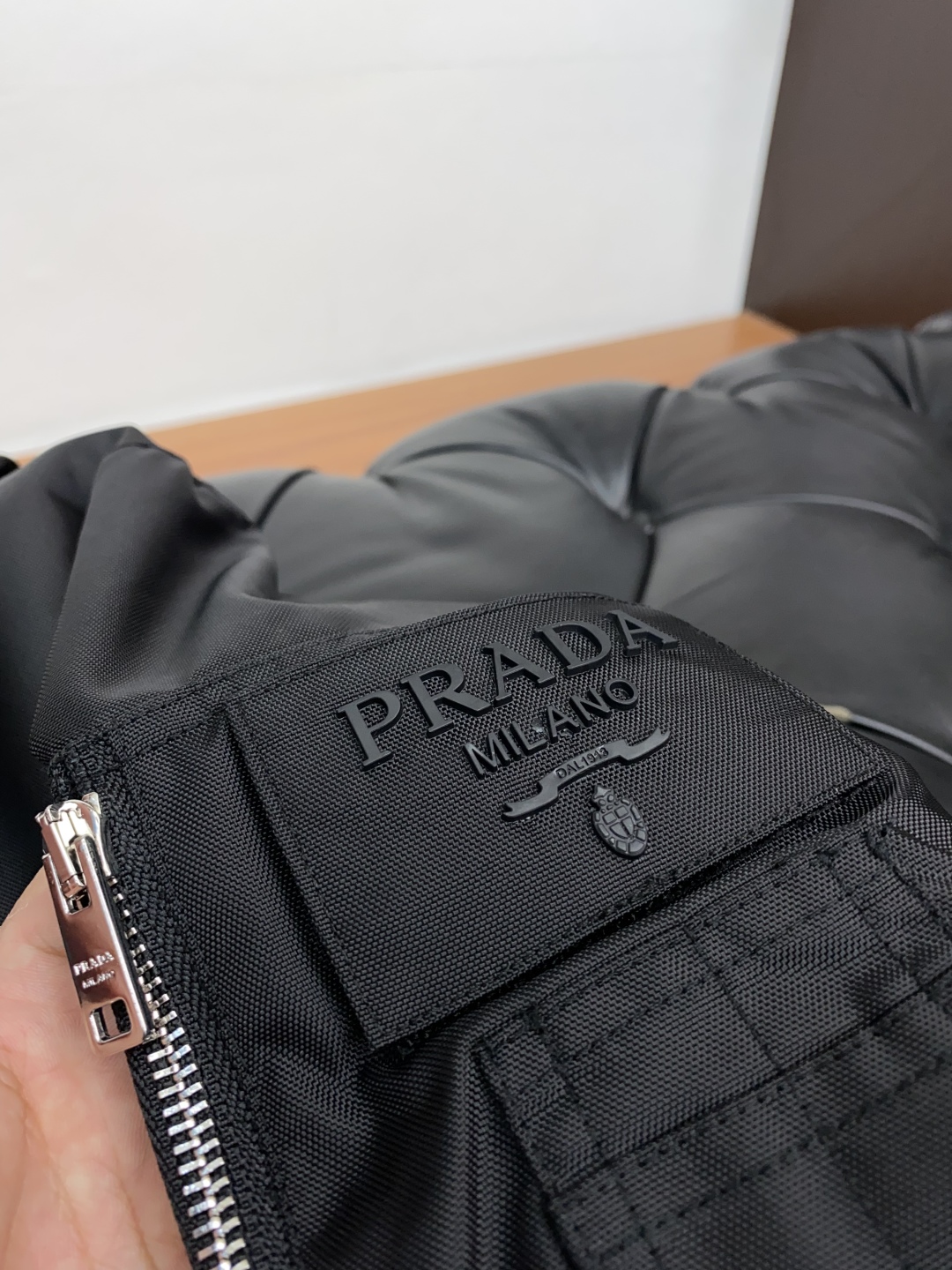 “Prada Autumn/Winter 2025 Men’s Jacket Collection: Modern Style with Outdoor Elements and Functional Design” - 图片 6