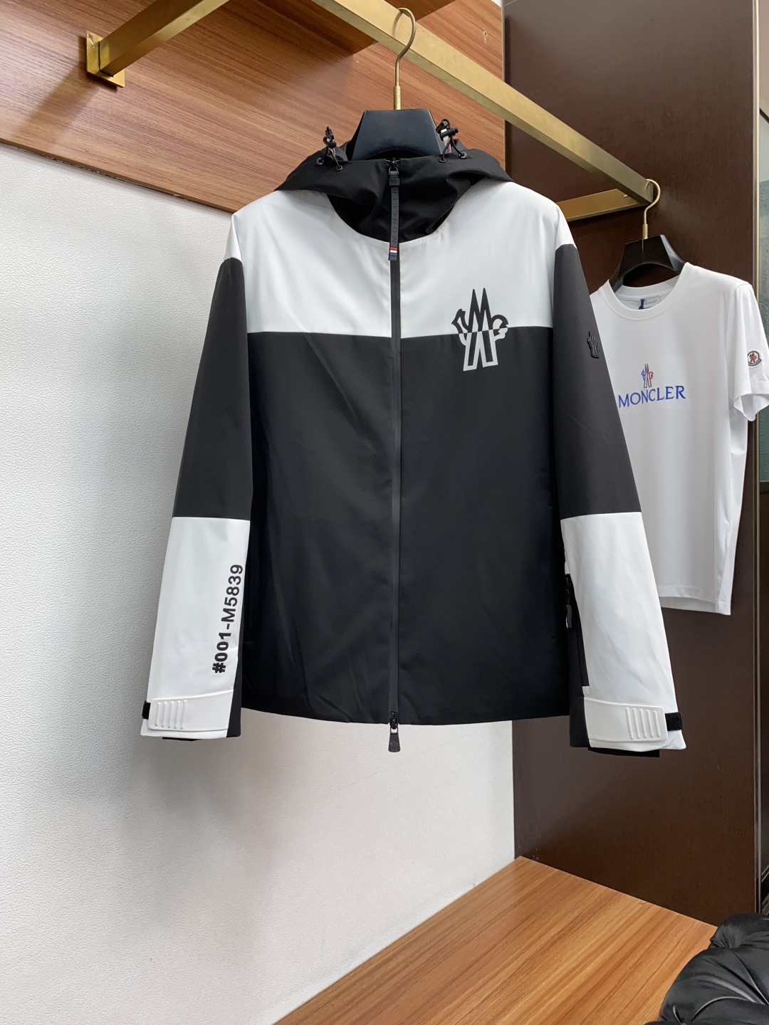 Moncler Jas Heren Zwart/Wit - Stijlvolle en Functionele Bovenkleding