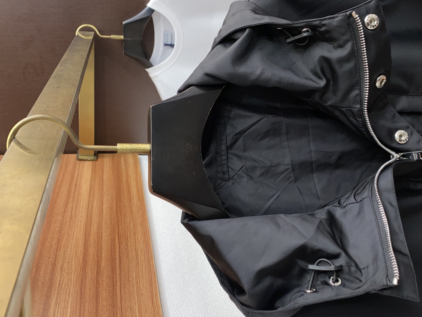 “Prada Autumn/Winter 2025 Men’s Jacket Collection: Modern Style with Outdoor Elements and Functional Design” - 图片 3