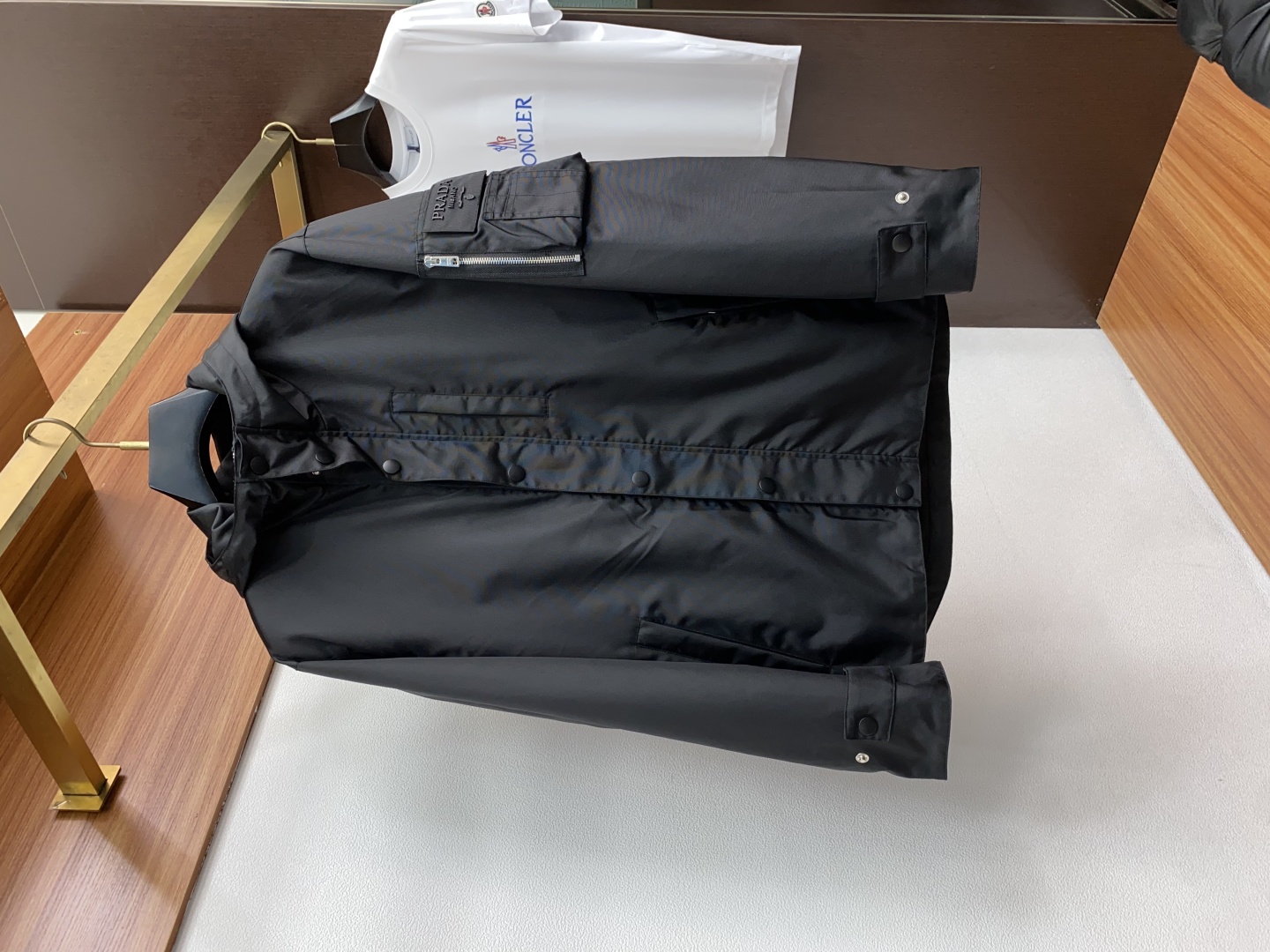 “Prada Autumn/Winter 2025 Men’s Jacket Collection: Modern Style with Outdoor Elements and Functional Design” - 图片 1
