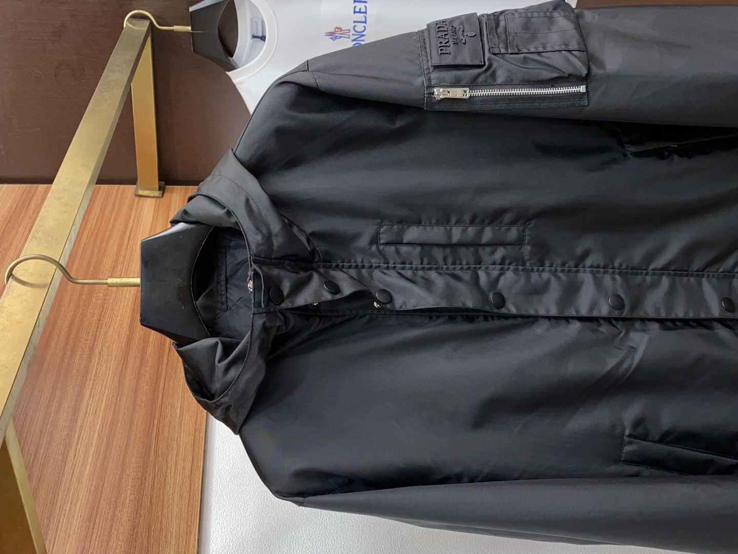 “Prada Autumn/Winter 2025 Men’s Jacket Collection: Modern Style with Outdoor Elements and Functional Design” - 图片 2