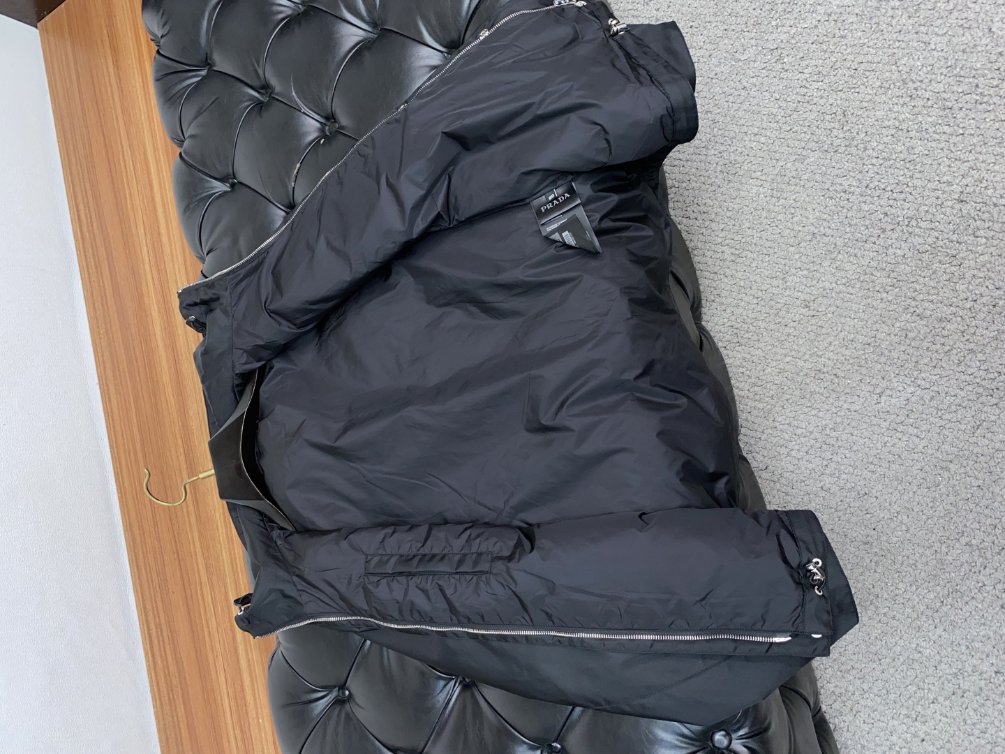 “Prada Autumn/Winter 2025 Men’s Jacket Collection: Modern Style with Outdoor Elements and Functional Design” - 图片 7