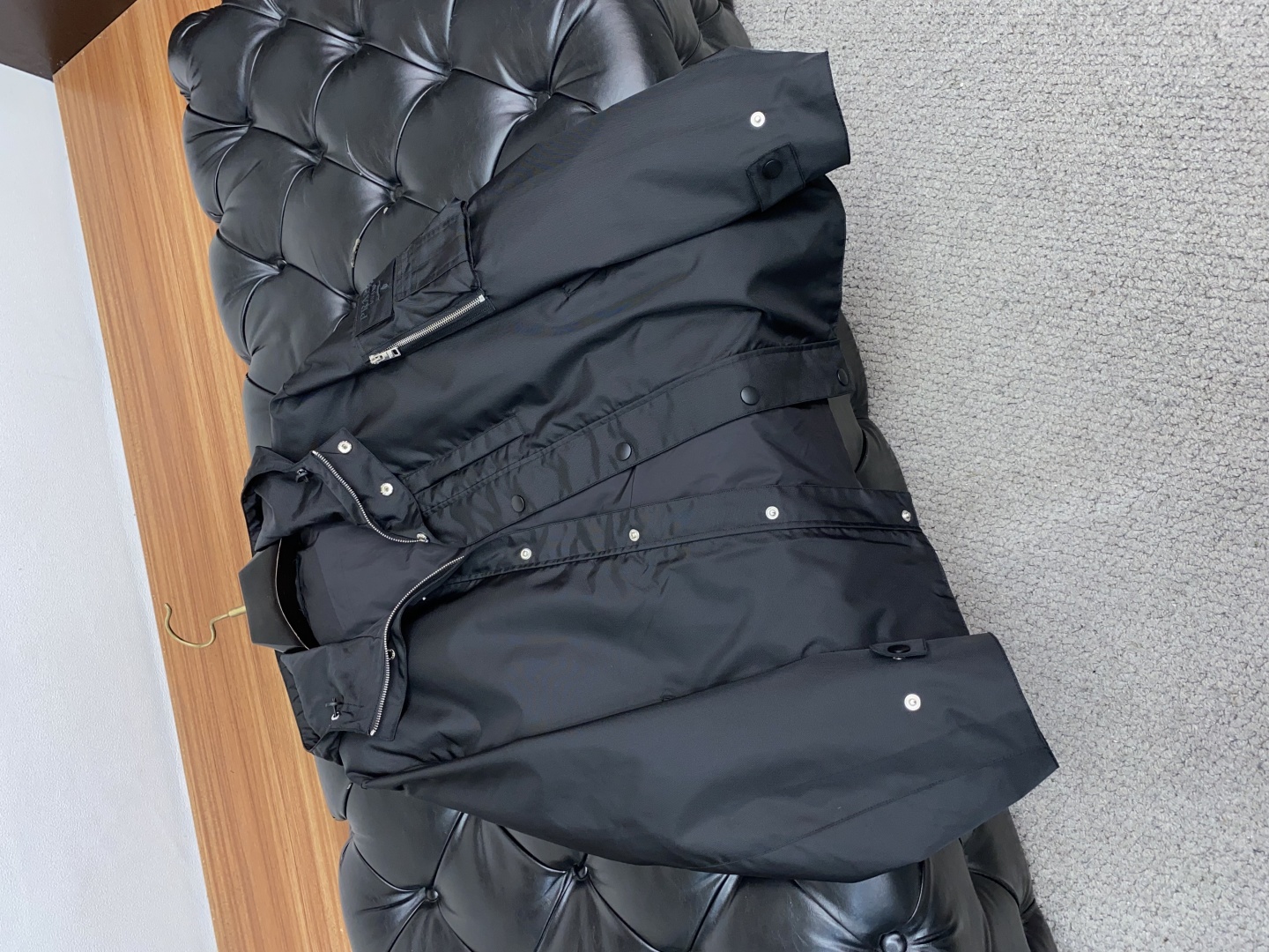 “Prada Autumn/Winter 2025 Men’s Jacket Collection: Modern Style with Outdoor Elements and Functional Design” - 图片 8