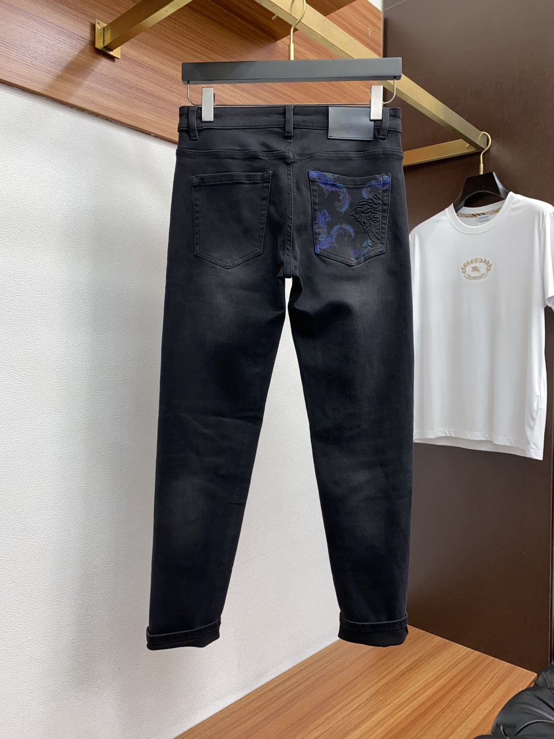 Men’s Fall and Winter P650 Van Schuys 25s Straight-Skinners Jeans with Unique Leather Details - 图片 8