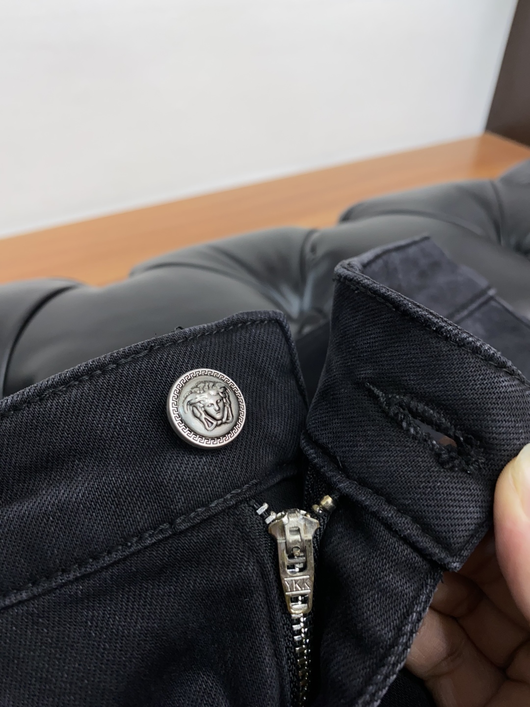 Men’s Fall and Winter P650 Van Schuys 25s Straight-Skinners Jeans with Unique Leather Details - 图片 4