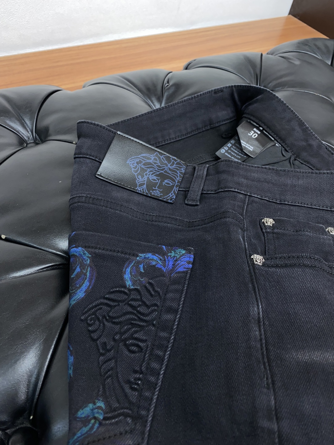 Men’s Fall and Winter P650 Van Schuys 25s Straight-Skinners Jeans with Unique Leather Details - 图片 5