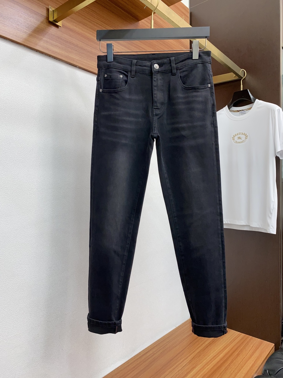 Men’s Fall and Winter P650 Van Schuys 25s Straight-Skinners Jeans with Unique Leather Details - 图片 2