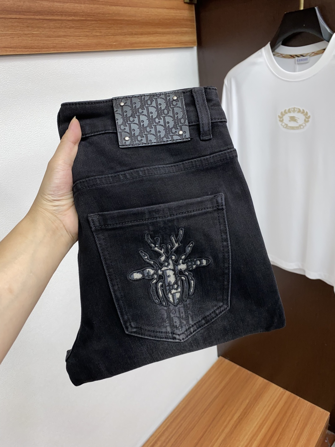“Men’s Fall/Winter Fashion News: Soft, Flexible Jeans with Unique Craftsmanship, High-Quality Materials for Lasting Style”