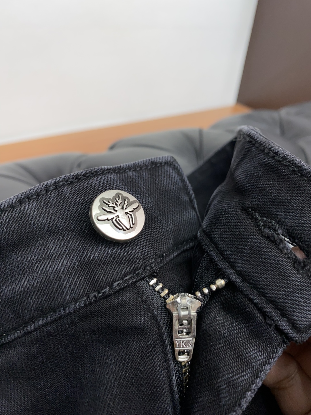“Men’s Fall/Winter Fashion News: Soft, Flexible Jeans with Unique Craftsmanship, High-Quality Materials for Lasting Style” - 图片 4