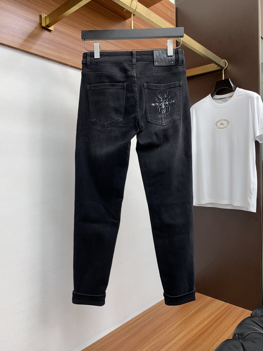 “Men’s Fall/Winter Fashion News: Soft, Flexible Jeans with Unique Craftsmanship, High-Quality Materials for Lasting Style” - 图片 8