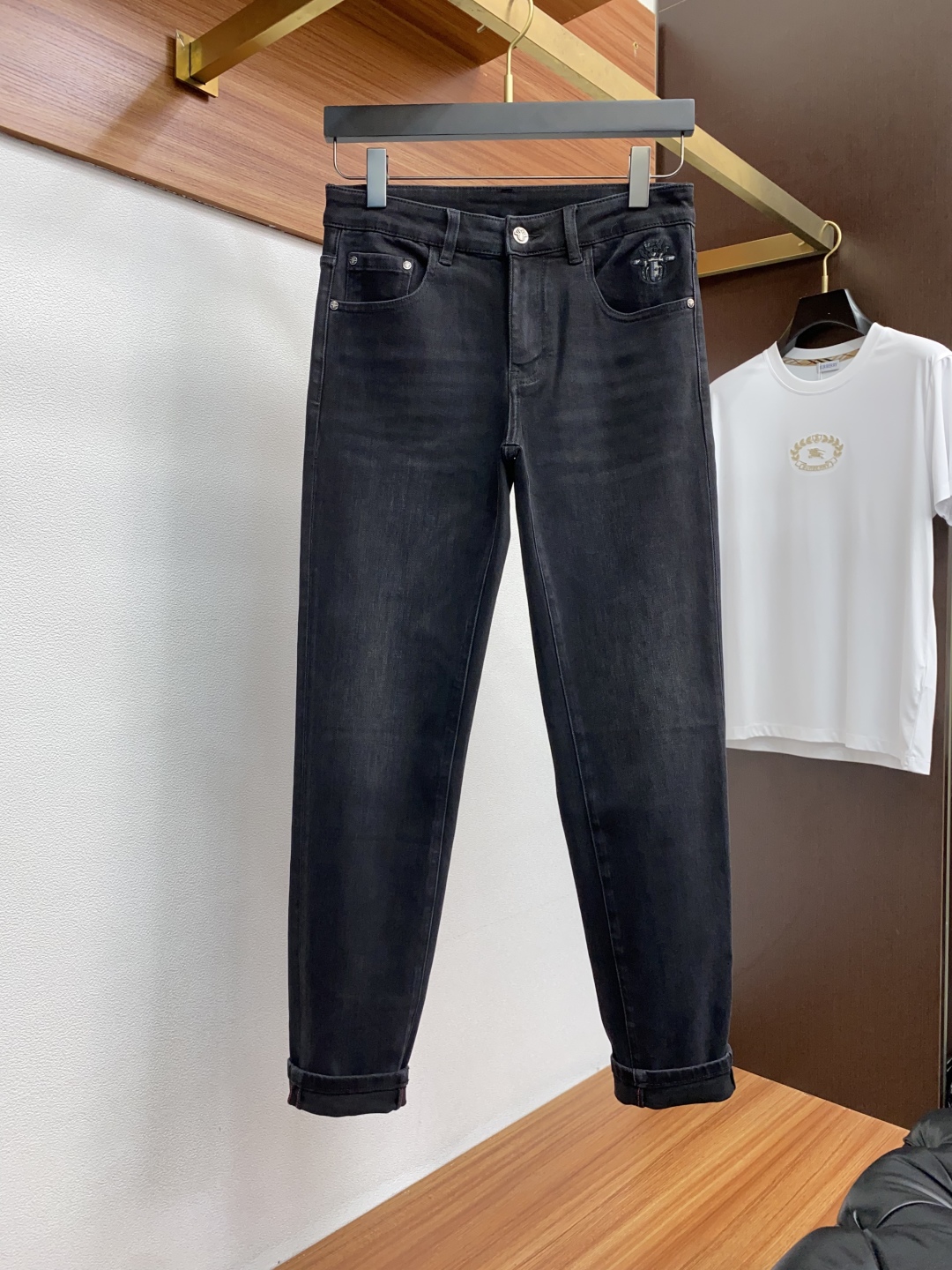 “Men’s Fall/Winter Fashion News: Soft, Flexible Jeans with Unique Craftsmanship, High-Quality Materials for Lasting Style” - 图片 2