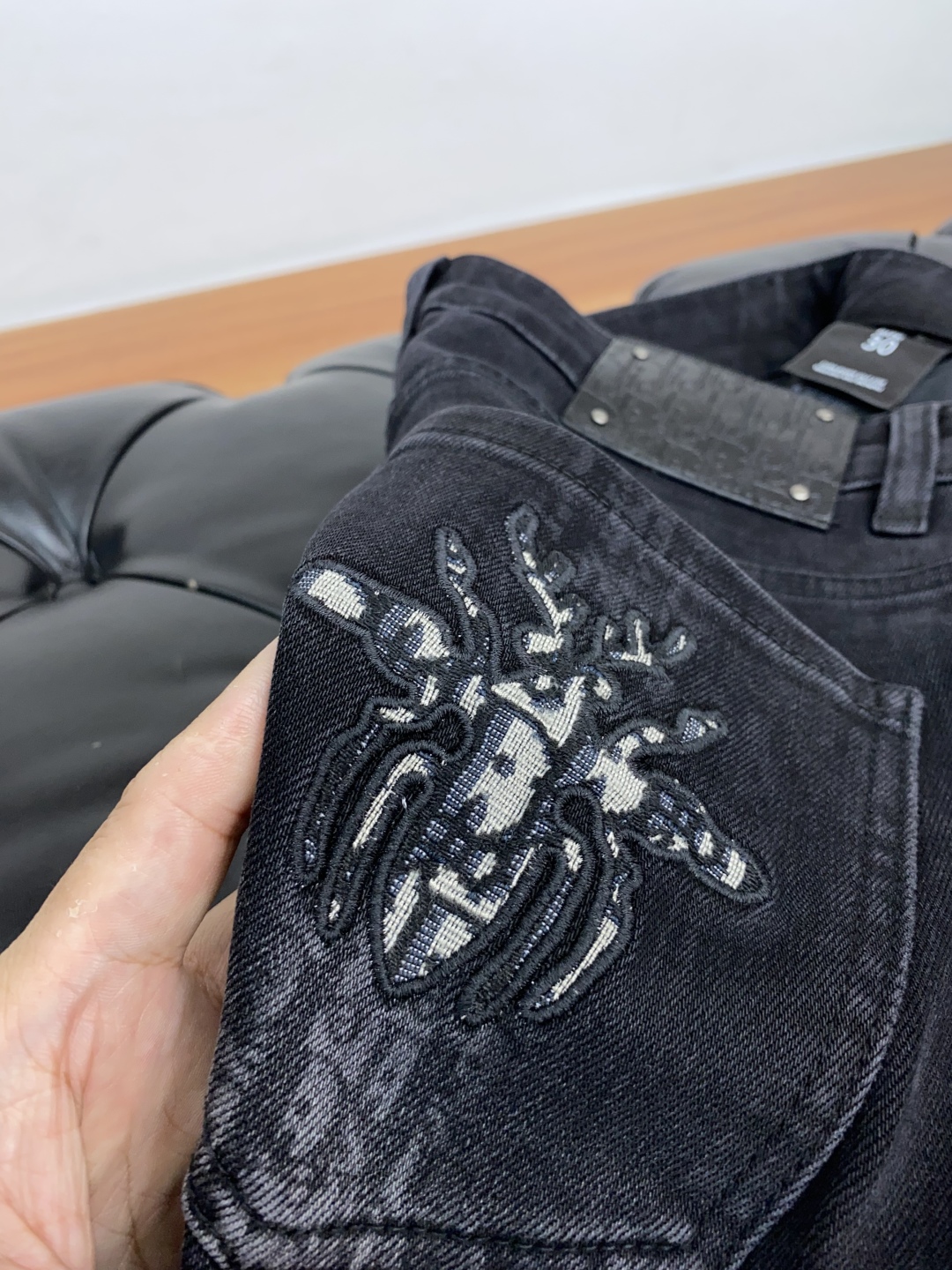 “Men’s Fall/Winter Fashion News: Soft, Flexible Jeans with Unique Craftsmanship, High-Quality Materials for Lasting Style” - 图片 5