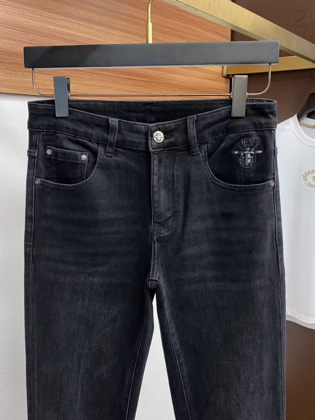 “Men’s Fall/Winter Fashion News: Soft, Flexible Jeans with Unique Craftsmanship, High-Quality Materials for Lasting Style” - 图片 3