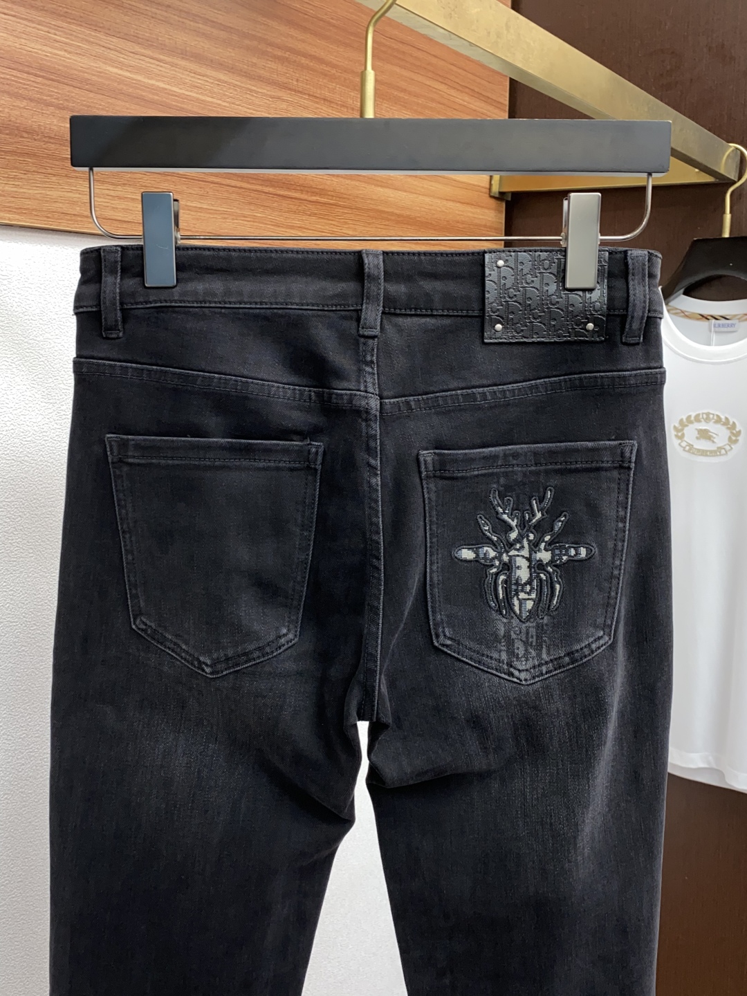 “Men’s Fall/Winter Fashion News: Soft, Flexible Jeans with Unique Craftsmanship, High-Quality Materials for Lasting Style” - 图片 9