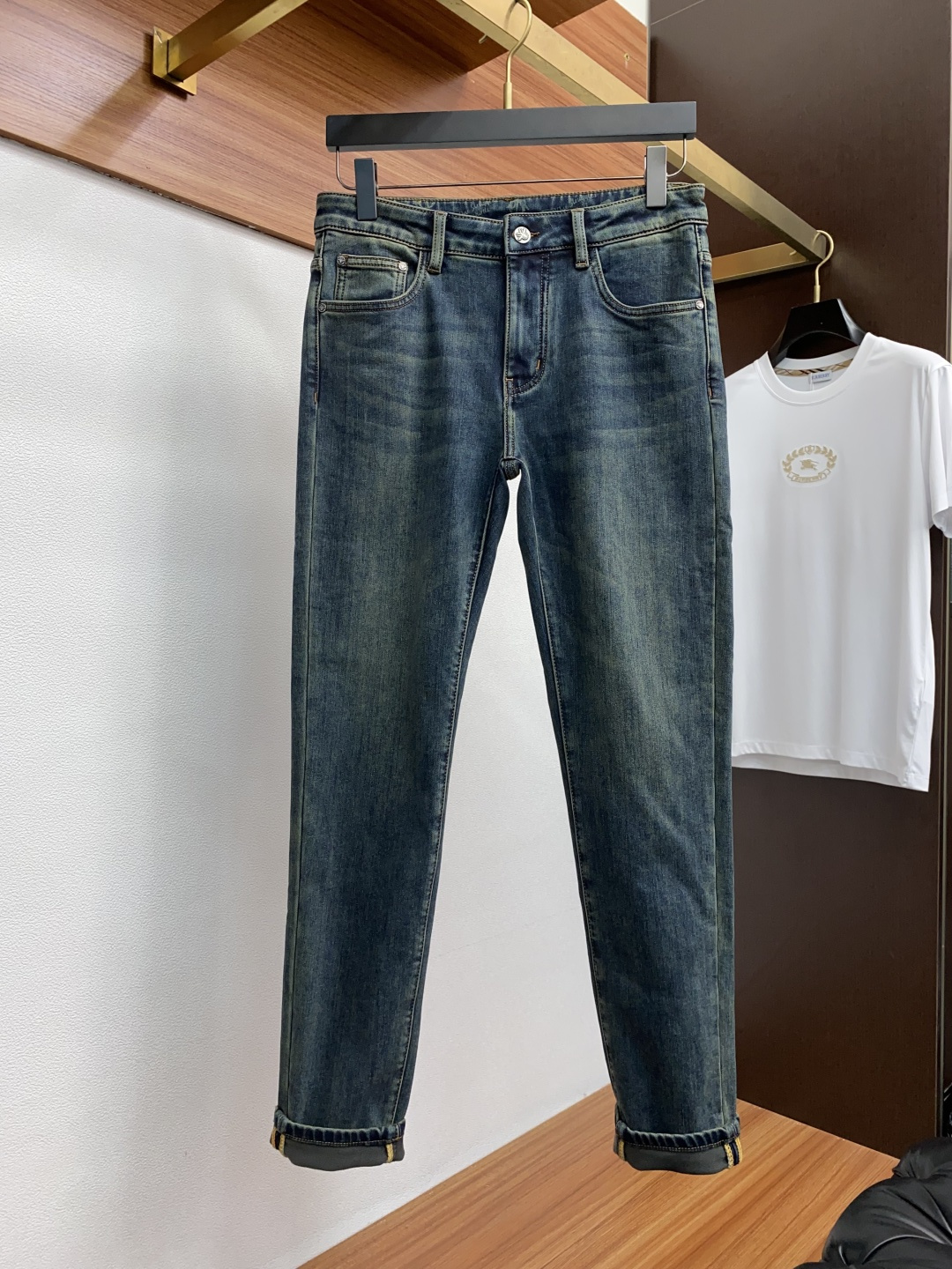 “Men’s Fall/Winter Fashion: Danin’s Handcrafted Jeans for Unique Color Effects and Durability” - 图片 2