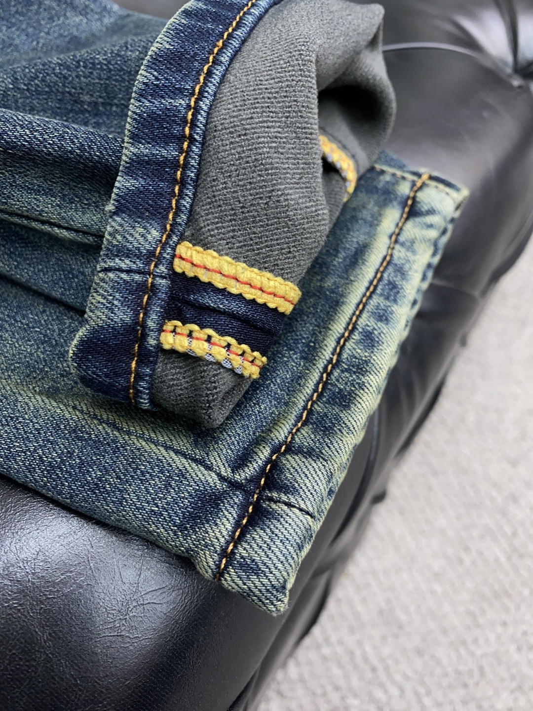 “Men’s Fall/Winter Fashion: Danin’s Handcrafted Jeans for Unique Color Effects and Durability” - 图片 7