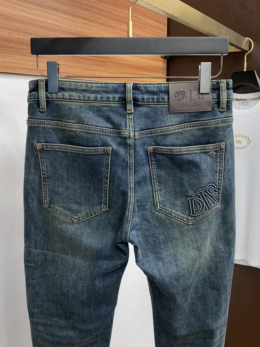 “Men’s Fall/Winter Fashion: Danin’s Handcrafted Jeans for Unique Color Effects and Durability” - 图片 9