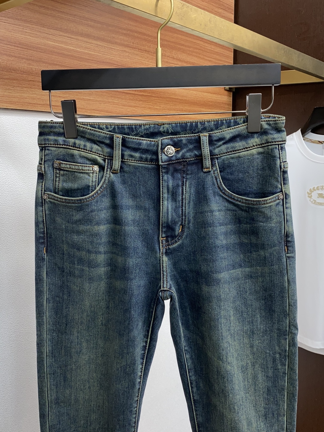 “Men’s Fall/Winter Fashion: Danin’s Handcrafted Jeans for Unique Color Effects and Durability” - 图片 3