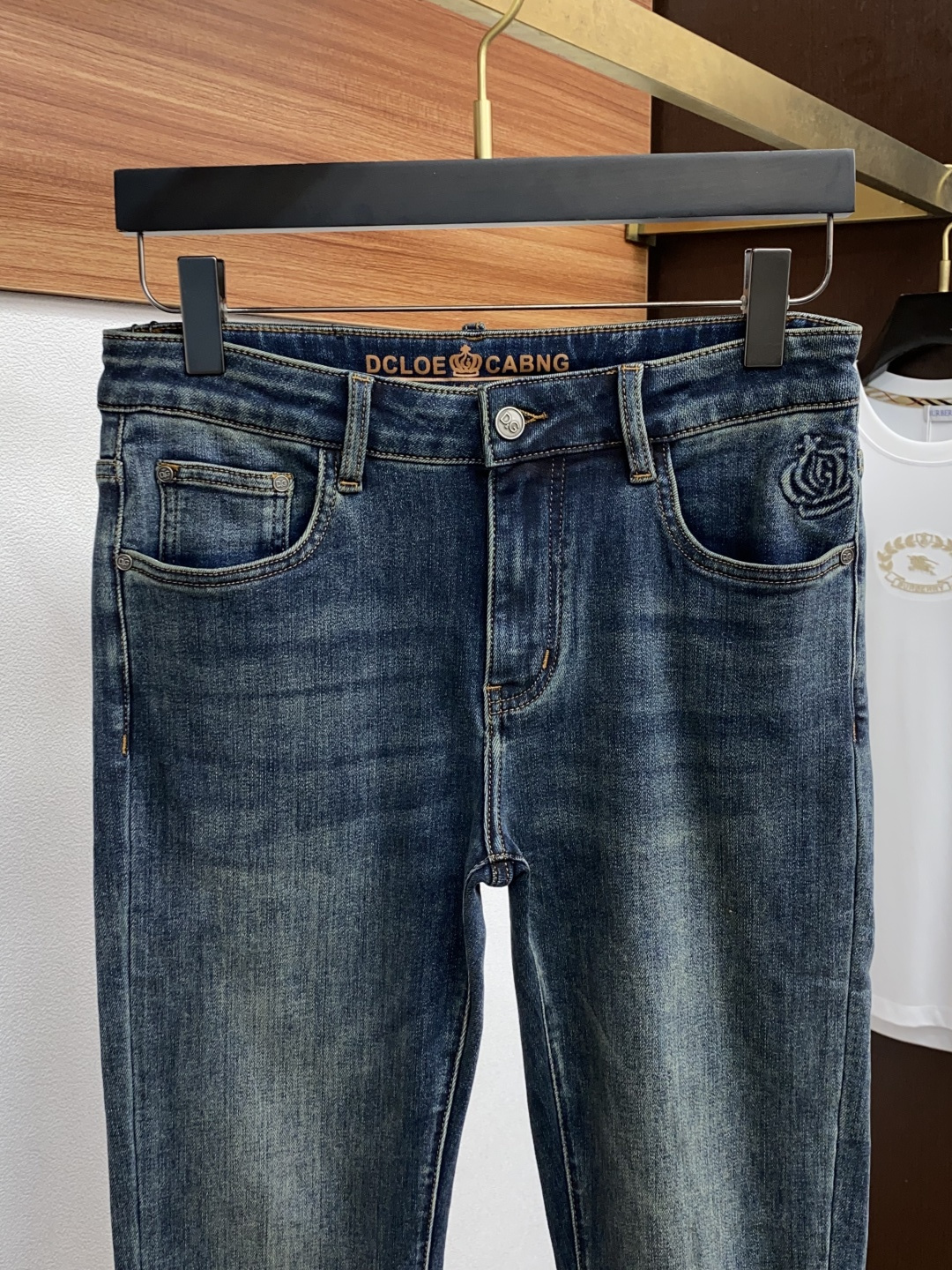 “Men’s Fall and Winter Jeans: Soft, Flexible Fabric with Unique Craftsmanship and Distinct Color Effects” - 图片 3