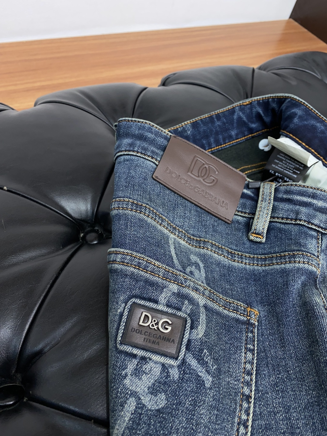 “Men’s Fall and Winter Jeans: Soft, Flexible Fabric with Unique Craftsmanship and Distinct Color Effects” - 图片 5