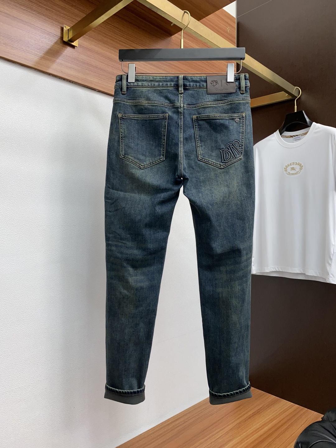 “Men’s Fall/Winter Fashion: Danin’s Handcrafted Jeans for Unique Color Effects and Durability” - 图片 8