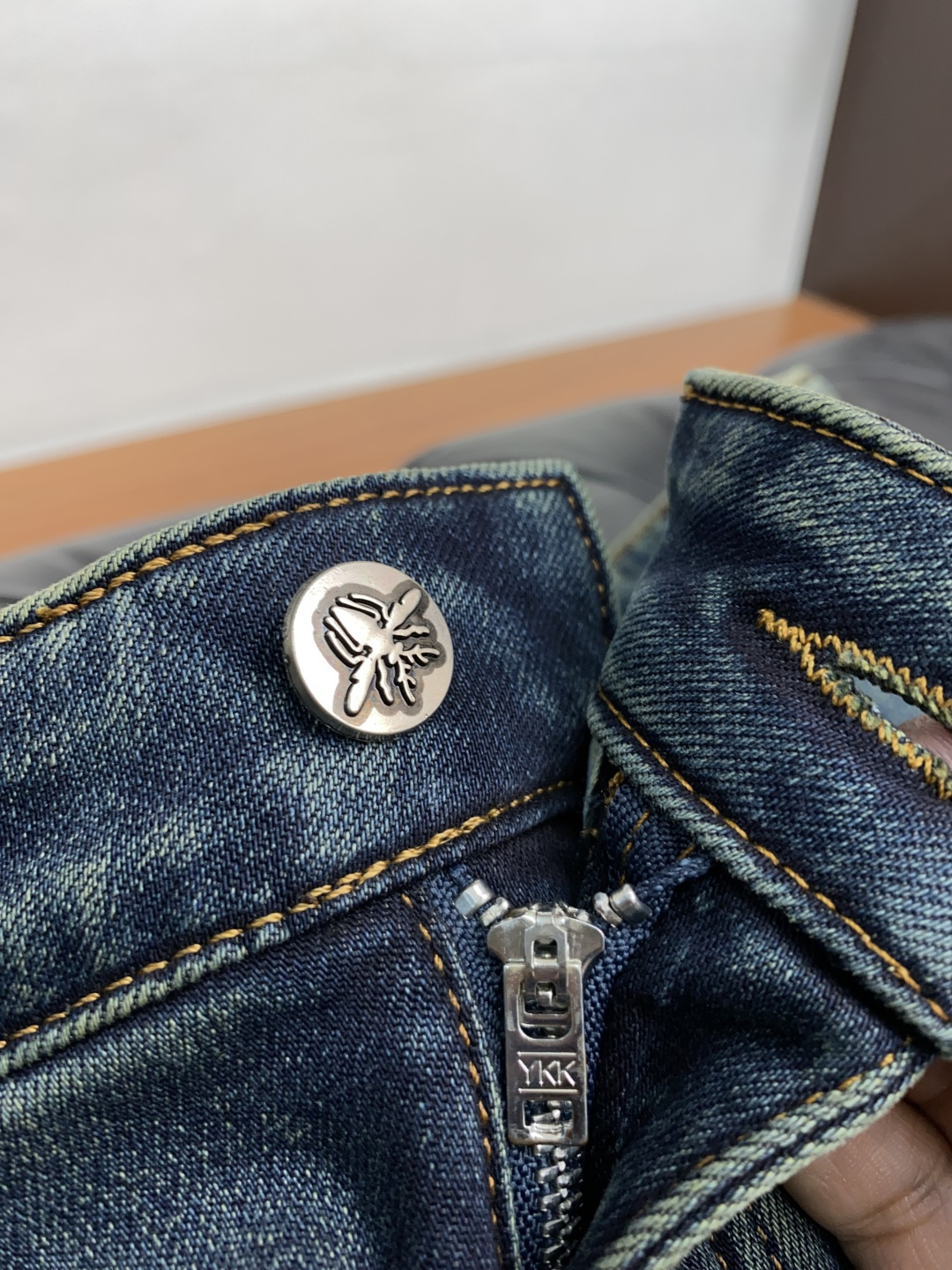 “Men’s Fall/Winter Fashion: Danin’s Handcrafted Jeans for Unique Color Effects and Durability” - 图片 4