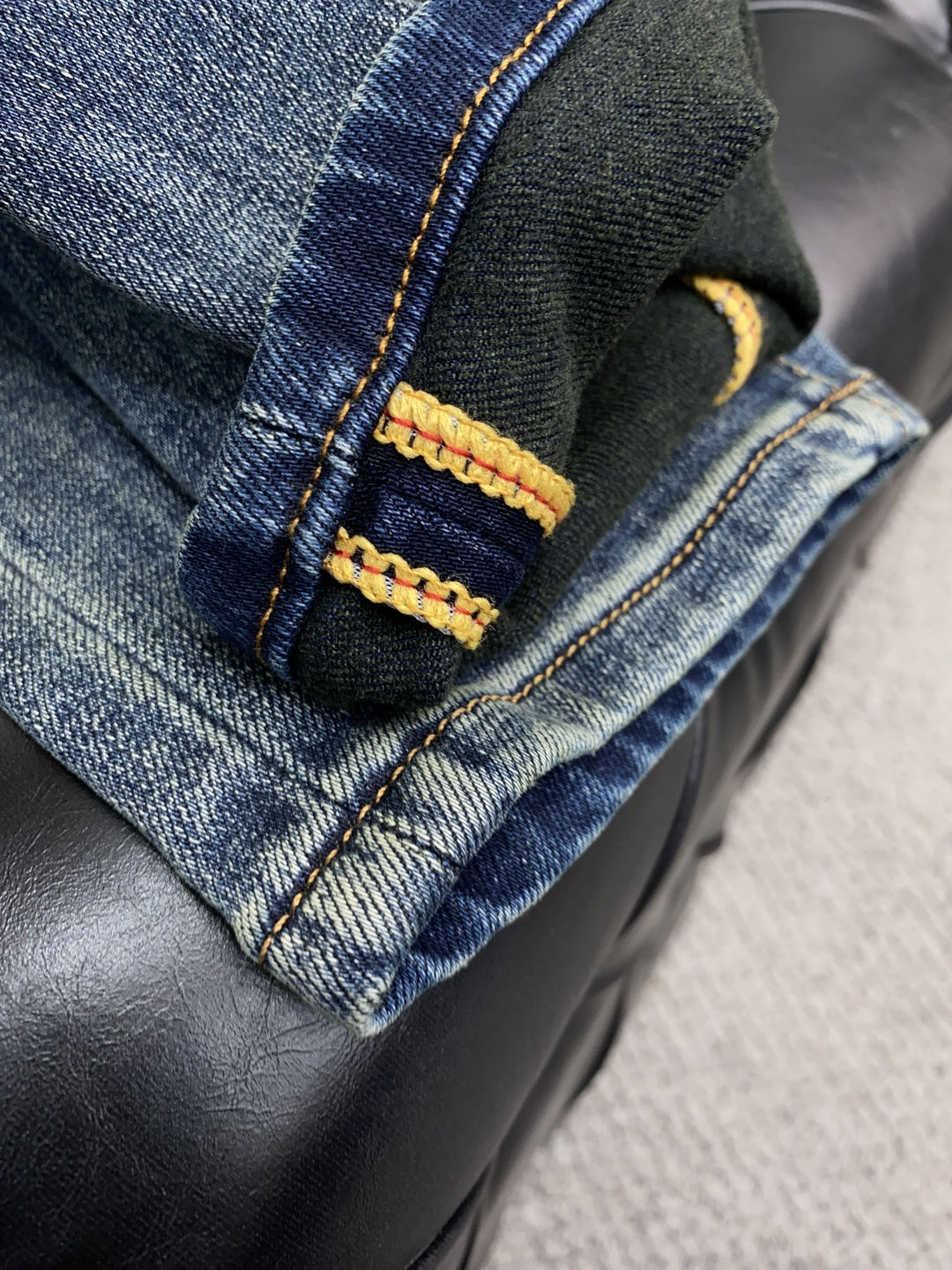 “Men’s Fall and Winter Jeans: Soft, Flexible Fabric with Unique Craftsmanship and Distinct Color Effects” - 图片 7