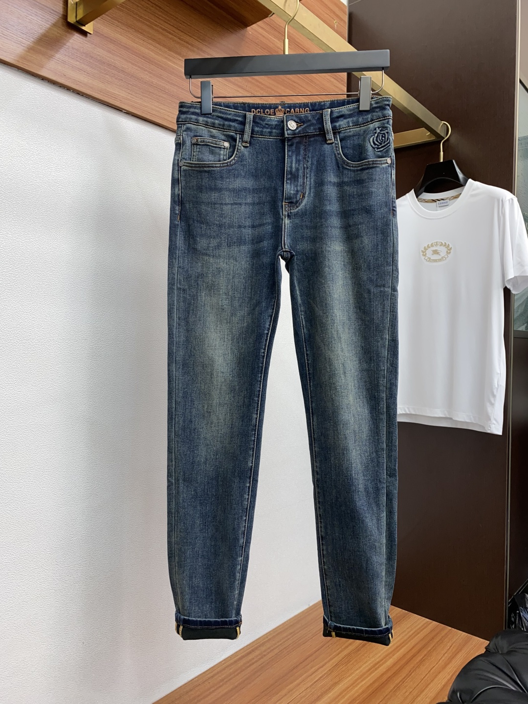 “Men’s Fall and Winter Jeans: Soft, Flexible Fabric with Unique Craftsmanship and Distinct Color Effects” - 图片 2