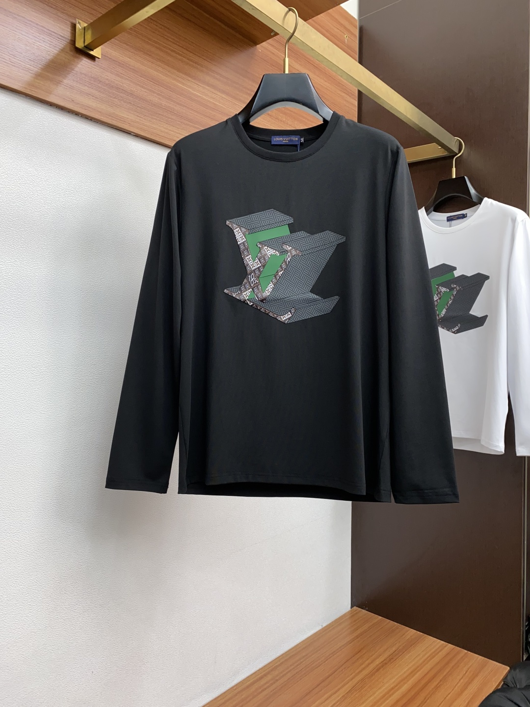  1v路易威登 2新款圆领打低外穿长袖T恤，此款短T精选高织棉面料，触感爽滑软糯，贴身穿着极致舒适亲肤！