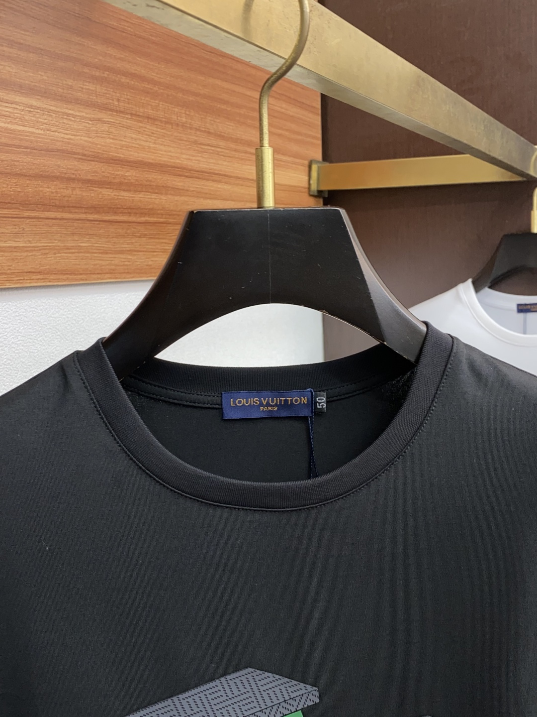  1v路易威登 2新款圆领打低外穿长袖T恤，此款短T精选高织棉面料，触感爽滑软糯，贴身穿着极致舒适亲肤！