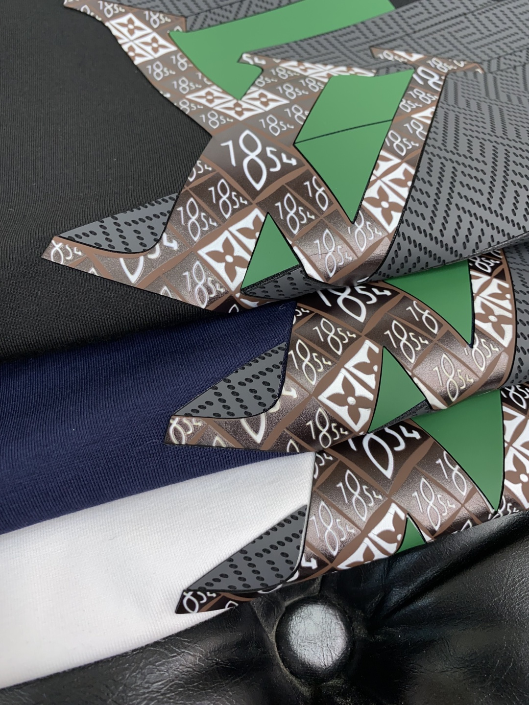  1v路易威登 2新款圆领打低外穿长袖T恤，此款短T精选高织棉面料，触感爽滑软糯，贴身穿着极致舒适亲肤！