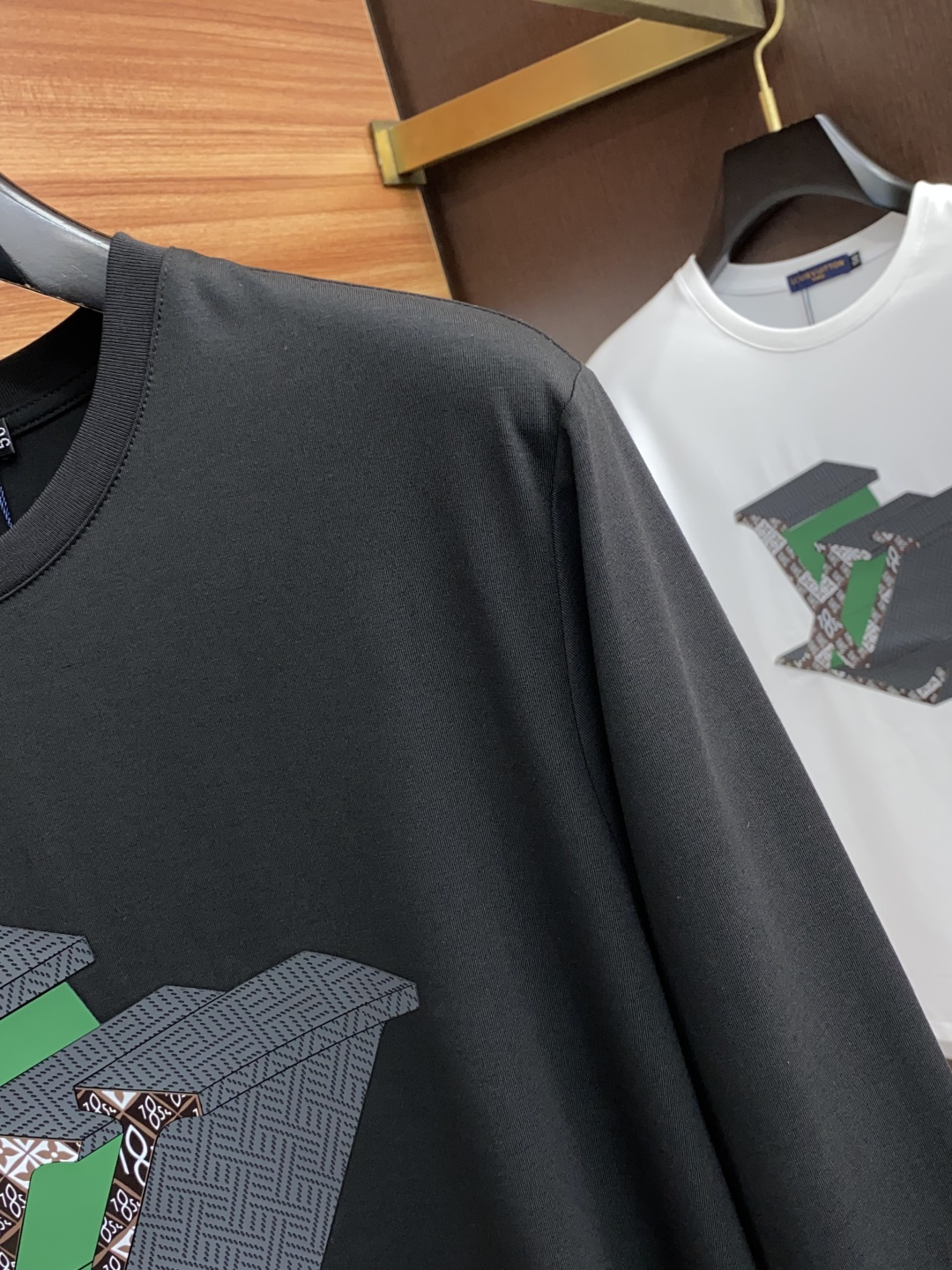  1v路易威登 2新款圆领打低外穿长袖T恤，此款短T精选高织棉面料，触感爽滑软糯，贴身穿着极致舒适亲肤！