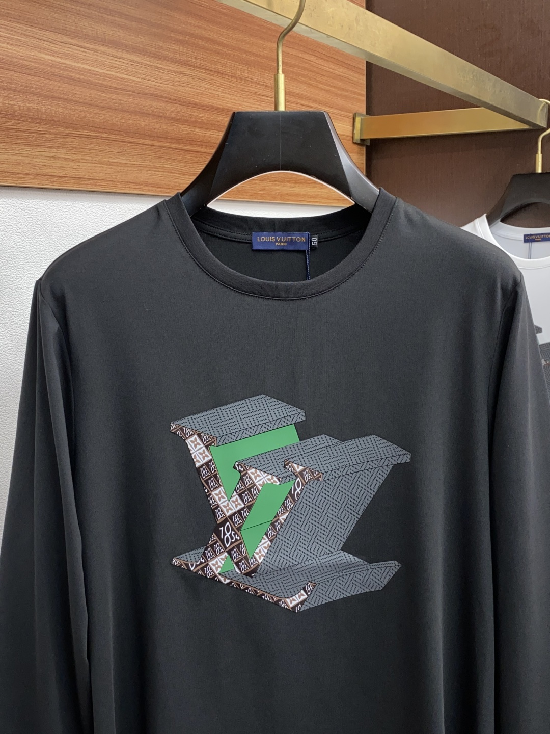  1v路易威登 2新款圆领打低外穿长袖T恤，此款短T精选高织棉面料，触感爽滑软糯，贴身穿着极致舒适亲肤！