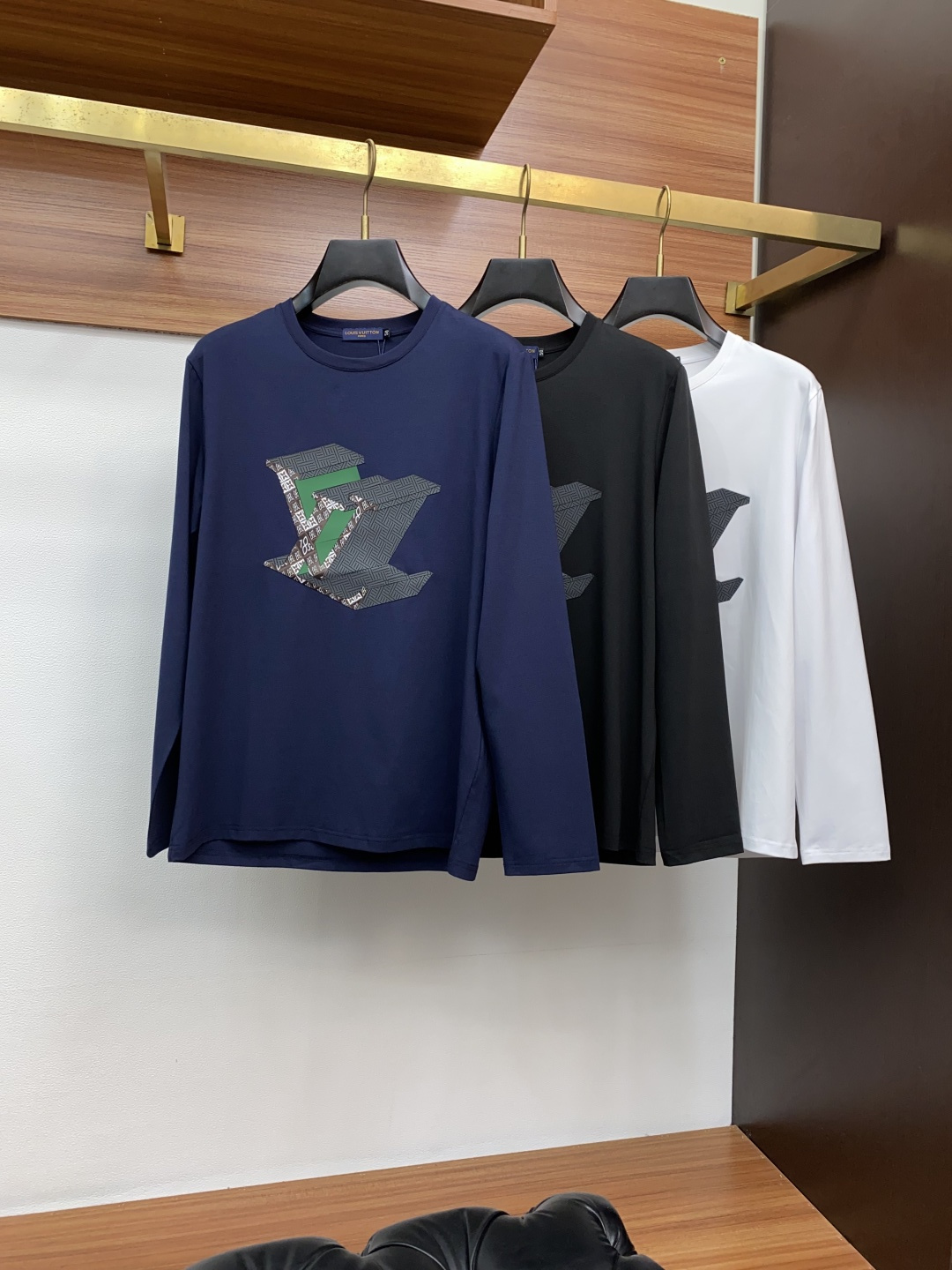  1v路易威登 2新款圆领打低外穿长袖T恤，此款短T精选高织棉面料，触感爽滑软糯，贴身穿着极致舒适亲肤！