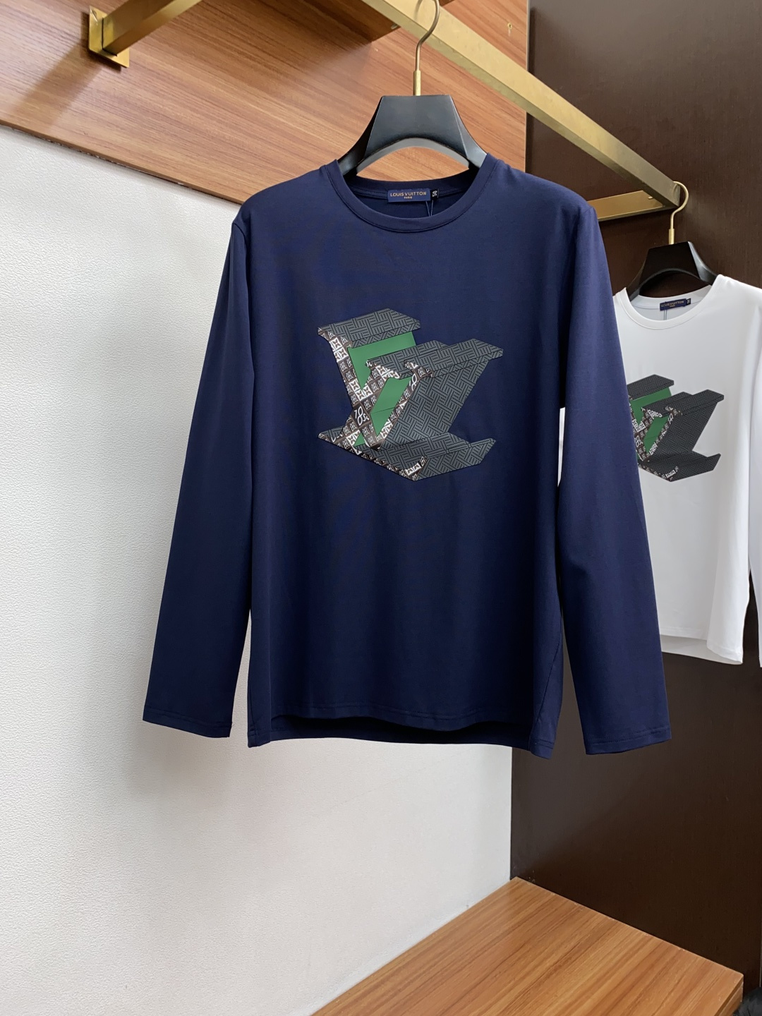  1v路易威登 2新款圆领打低外穿长袖T恤，此款短T精选高织棉面料，触感爽滑软糯，贴身穿着极致舒适亲肤！