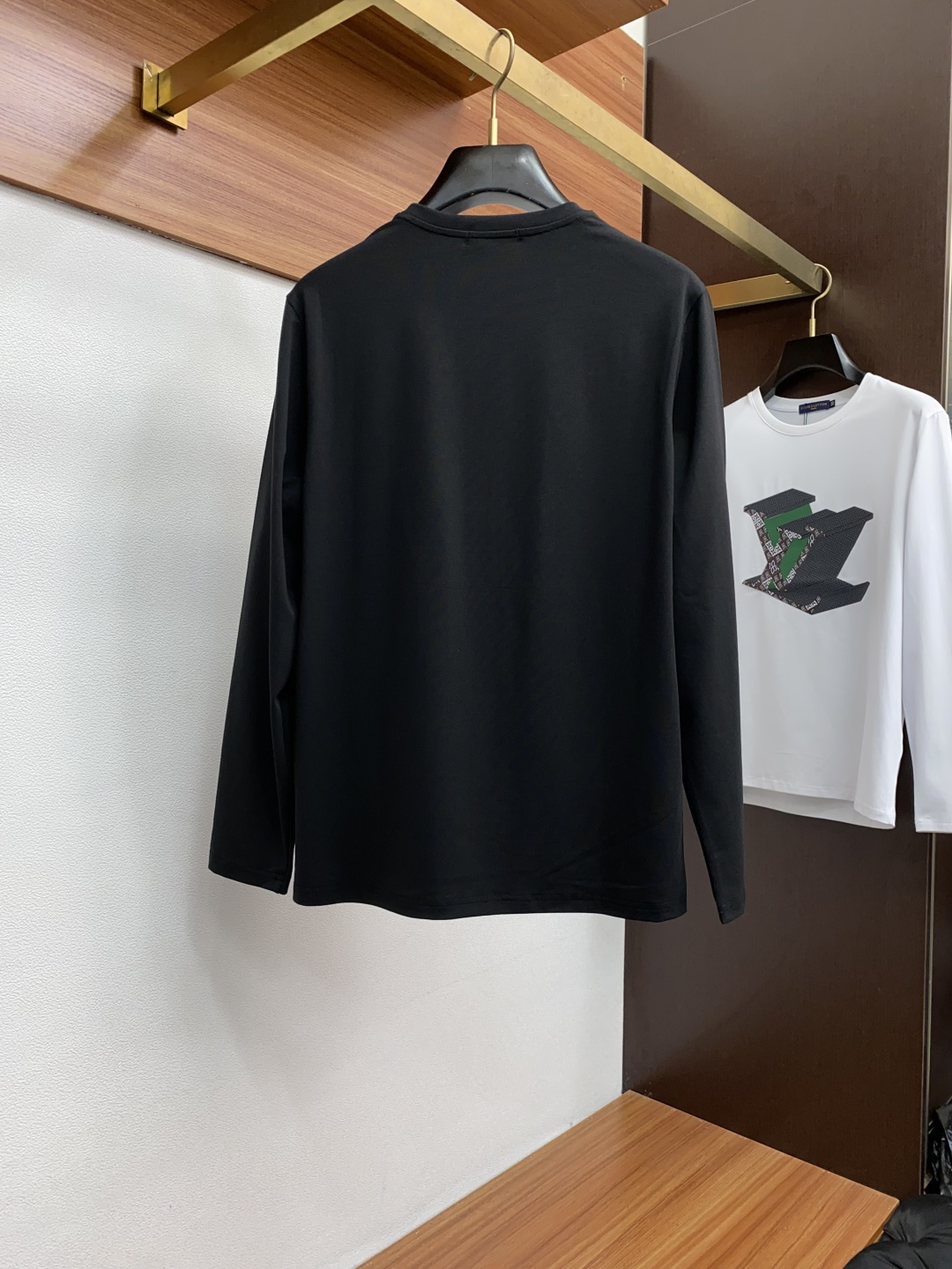  1v路易威登 2新款圆领打低外穿长袖T恤，此款短T精选高织棉面料，触感爽滑软糯，贴身穿着极致舒适亲肤！