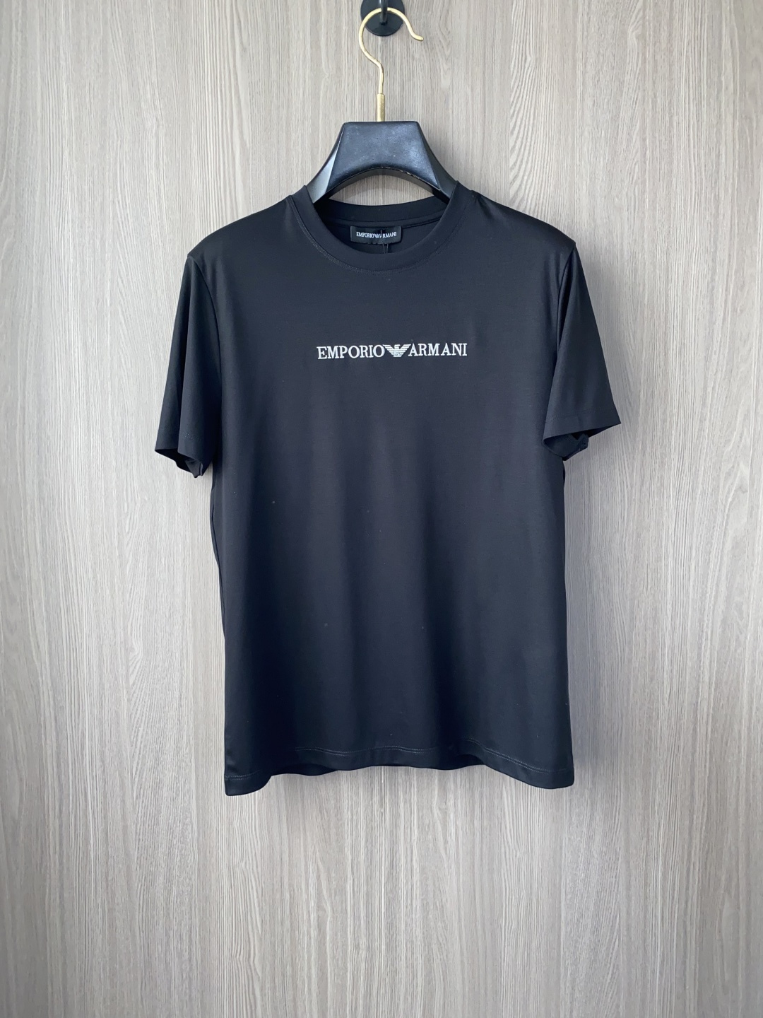 NO:492376,Armani's new spring and summer new model in the first counter with the latest round neck short sleeves, high-end customization, avant-garde and fashionable design!  Brand logo heavy craft design, high-end customized 100 double-sided mercerated cotton fabric, soft feel, comfortable to wear, exquisite counter-level car line, fine workmanship, invincible and handsome upper body effect!  A must-have item for handsome men!  Code number M-3xL, Armani, T-shirt, alexander wang19860909阿玛尼 2025春夏新款首发专柜最新款圆领短袖 高端订制 设计前卫时尚！品牌logo重工艺设计 高端定制100支双面丝光棉面料.手感柔软.穿着舒适.专柜级别精致车线.做工精细.上身效果无敌帅气！型男必备单品！码数M-3xL,,armani,T-shirt,alexander wang,Men's clothing