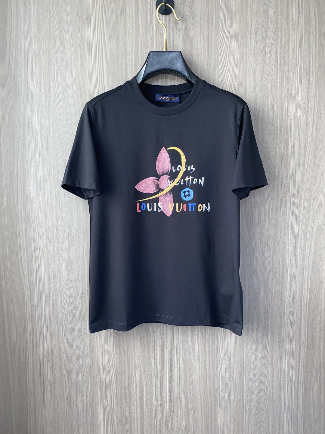 NO:492388,1v Louis Vuitton 2025 spring and summer new model first launch counter latest round neck short sleeves, high-end customization, avant-garde and fashionable design!  Brand logo heavy craft design, high-end customized 100 double-sided mercerated cotton fabric, soft feel, comfortable to wear, exquisite counter-level car line, fine workmanship, invincible and handsome upper body effect!  A must-have item for handsome men!  Code number M-3xL, louis vuitton, T-shirt, alexander wang198609091v路易威登 2025春夏新款首发专柜最新款圆领短袖 高端订制 设计前卫时尚！品牌logo重工艺设计 高端定制100支双面丝光棉面料.手感柔软.穿着舒适.专柜级别精致车线.做工精细.上身效果无敌帅气！型男必备单品！码数M-3xL,,louis vuitton,T-shirt,alexander wang,Men's clothing