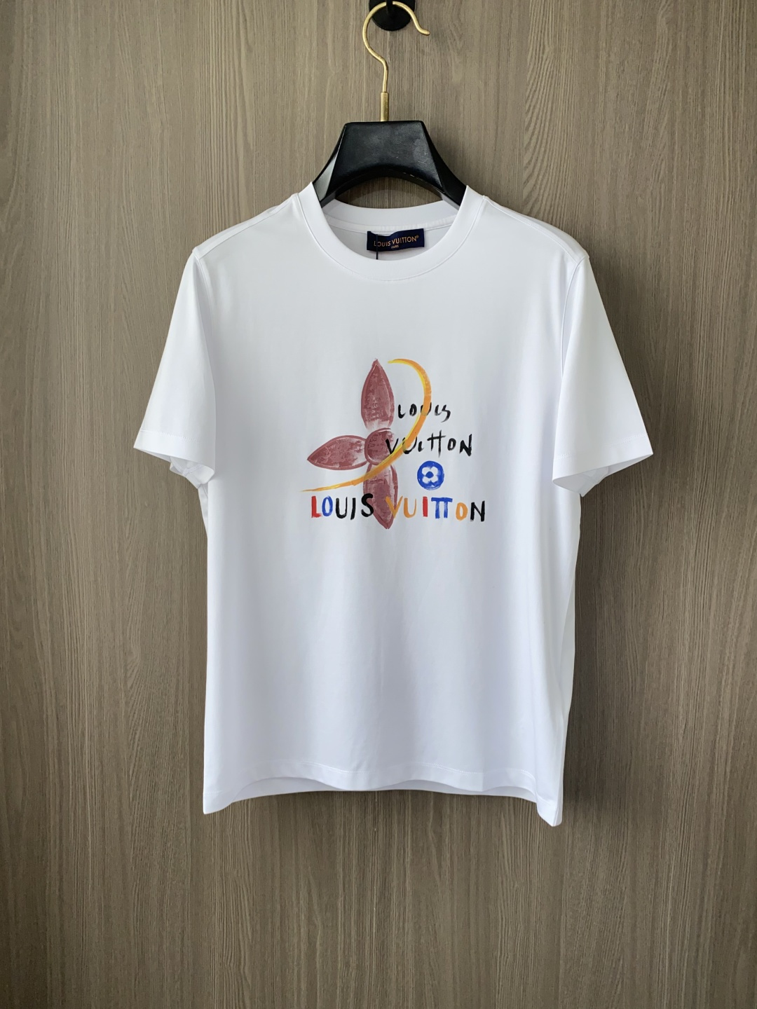 NO:492392,1v Louis Vuitton 2025 spring and summer new model first launch counter latest round neck short sleeves, high-end customization, avant-garde and fashionable design!  Brand logo heavy craft design, high-end customized 100 double-sided mercerated cotton fabric, soft feel, comfortable to wear, exquisite counter-level car line, fine workmanship, invincible and handsome upper body effect!  A must-have item for handsome men!  Code number M-3xL, louis vuitton, T-shirt, alexander wang198609091v 路易威登 2025春夏新款首发专柜最新款圆领短袖 高端订制 设计前卫时尚！品牌logo重工艺设计 高端定制100支双面丝光棉面料.手感柔软.穿着舒适.专柜级别精致车线.做工精细.上身效果无敌帅气！型男必备单品！码数M-3xL,,louis vuitton,T-shirt,alexander wang,Men's clothing