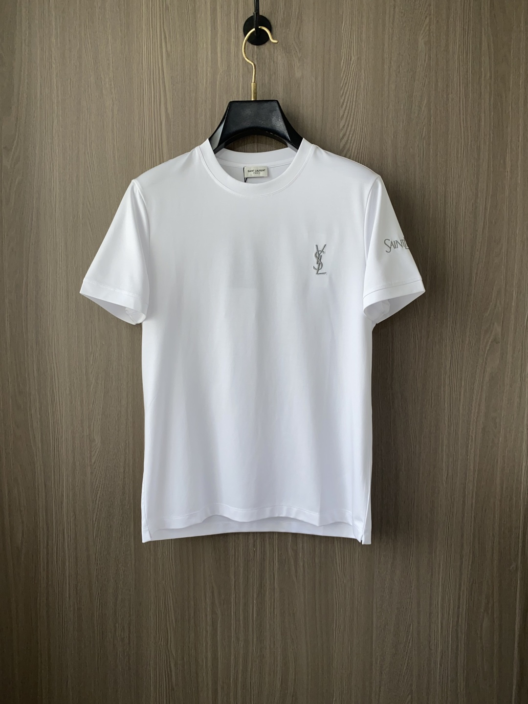 NO:492397,Saint Laurent's new spring and summer new model in the first counter with the latest round neck short sleeves, high-end customization, avant-garde and fashionable design!  Brand logo heavy craft design, high-end customized 100 double-sided mercerated cotton fabric, soft feel, comfortable to wear, exquisite counter-level car line, fine workmanship, invincible and handsome upper body effect!  A must-have item for handsome men!  Code number M-3xL, saint laurent, T-shirt, alexander wang19860909圣罗兰 2025春夏新款首发专柜最新款圆领短袖 高端订制 设计前卫时尚！品牌logo重工艺设计 高端定制100支双面丝光棉面料.手感柔软.穿着舒适.专柜级别精致车线.做工精细.上身效果无敌帅气！型男必备单品！码数M-3xL,,saint laurent,T-shirt,alexander wang,Men's clothing